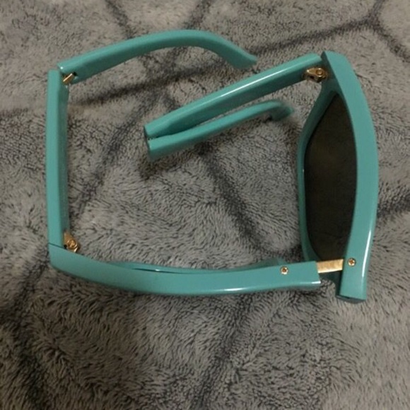 Burberry foldable sunglasses. - Picture 2 of 4